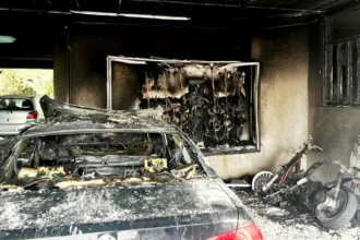 Κατεστραμμένα οχήματα στην πιλοτή πολυκατοικίας στο Γαλάτσι