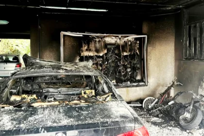 Κατεστραμμένα οχήματα στην πιλοτή πολυκατοικίας στο Γαλάτσι