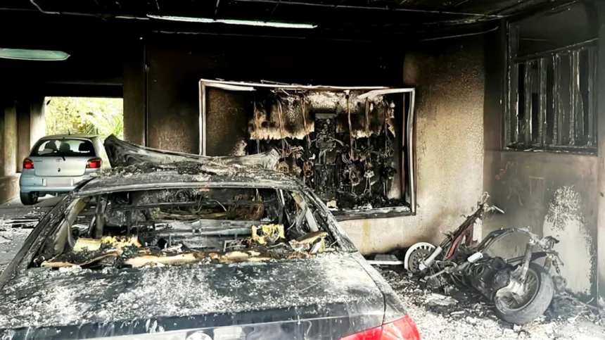 Κατεστραμμένα οχήματα στην πιλοτή πολυκατοικίας στο Γαλάτσι