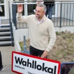 Στιγμιότυπο έξω από εκλογικό τμήμα στη Γερμανία με την επιγραφή Wahllokal