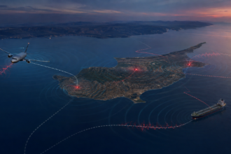 Συμβολική απεικόνιση αεροσκάφους πάνω από την Κύπρο με παρεμβολές σε δορυφορικό σήμα πλοήγησης