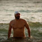 Ο Χαράλαμπος Ταϊγανίδης μέσα στη θάλασσα κατά την κολυμβητική του προσπάθεια