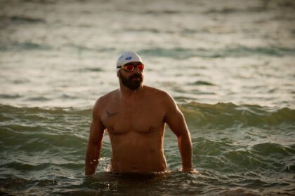 Ο Χαράλαμπος Ταϊγανίδης μέσα στη θάλασσα κατά την κολυμβητική του προσπάθεια