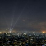 Νυχτερινή άποψη της Τεχεράνης με ενεργοποιημένη αεράμυνα σε προηγούμενη φάση της σύγκρουσης