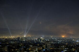Νυχτερινή άποψη της Τεχεράνης με ενεργοποιημένη αεράμυνα σε προηγούμενη φάση της σύγκρουσης