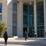 Κτήριο διοίκησης με κυπριακή και ευρωπαϊκή σημαία