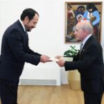 Ο Τζον Μπρέσλοου επιδίδει τα διαπιστευτήριά του στον Νίκο Χριστοδουλίδη