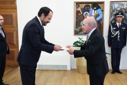 Ο Τζον Μπρέσλοου επιδίδει τα διαπιστευτήριά του στον Νίκο Χριστοδουλίδη