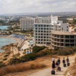 Συμβολική εικαστική απεικόνιση για το θέμα: Τουρισμός στην Κύπρο: Τι δείχνουν οι 18,5 διανυκτερεύσεις ανά κάτοικο για τον σχεδιασμό υποδομών