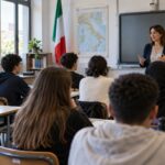 Σχολική τάξη στην Ιταλία με μαθητές και την ιταλική σημαία