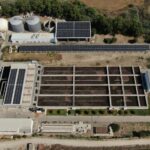 Εναέρια άποψη της δικοινοτικής μονάδας επεξεργασίας λυμάτων στη Μια Μηλιά με τις φωτοβολταϊκές εγκαταστάσεις