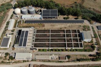 Εναέρια άποψη της δικοινοτικής μονάδας επεξεργασίας λυμάτων στη Μια Μηλιά με τις φωτοβολταϊκές εγκαταστάσεις