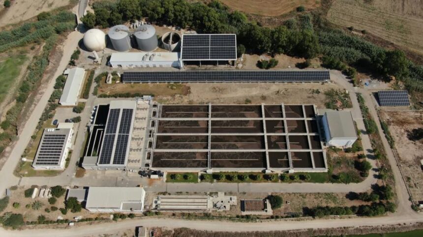 Εναέρια άποψη της δικοινοτικής μονάδας επεξεργασίας λυμάτων στη Μια Μηλιά με τις φωτοβολταϊκές εγκαταστάσεις