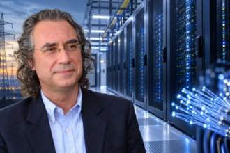 Μιχάλης Α. Παπαδόπουλος σε θεματικό κολάζ με κέντρο δεδομένων, ηλεκτρικά δίκτυα και οπτικές ίνες