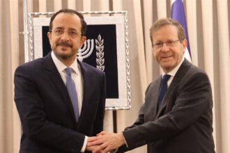 Ο Νίκος Χριστοδουλίδης και ο Ισαάκ Χέρτσογκ σε συνάντηση στην Ιερουσαλήμ