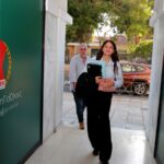 Η Σοφία Χριστοδούλου Μακρή στην είσοδο γραφείων της ΕΔΕΚ