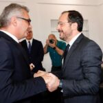 Ο Νίκος Χριστοδουλίδης και ο Τουφάν Έρχιουρμαν σε χειραψία