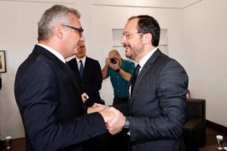 Ο Νίκος Χριστοδουλίδης και ο Τουφάν Έρχιουρμαν σε χειραψία