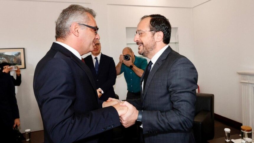 Ο Νίκος Χριστοδουλίδης και ο Τουφάν Έρχιουρμαν σε χειραψία