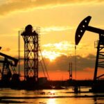 Αντλίες εξόρυξης πετρελαίου στο ηλιοβασίλεμα