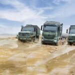 Στρατιωτικά οχήματα της Daimler Truck σε χωμάτινη διαδρομή
