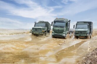 Στρατιωτικά οχήματα της Daimler Truck σε χωμάτινη διαδρομή