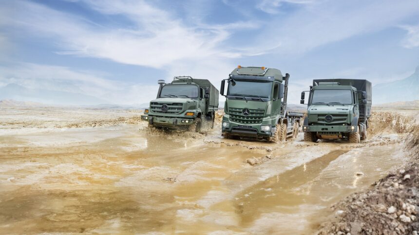 Στρατιωτικά οχήματα της Daimler Truck σε χωμάτινη διαδρομή