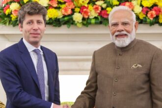 Ο Sam Altman με τον πρωθυπουργό Narendra Modi στο Νέο Δελχί τον Φεβρουάριο 2026