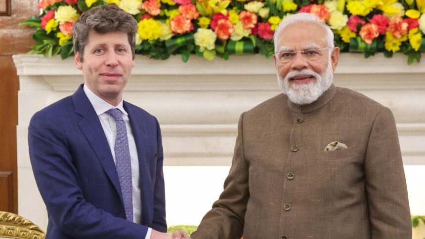 Ο Sam Altman με τον πρωθυπουργό Narendra Modi στο Νέο Δελχί τον Φεβρουάριο 2026