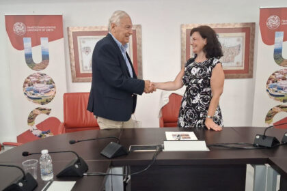 Χειραψία κατά την υπογραφή του Μνημονίου Συνεργασίας Πανεπιστημίου Λεμεσού και Πανεπιστημίου Κρήτης