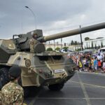 Αυθεντική κυπριακή στρατιωτική παρέλαση με αυτοκινούμενο πυροβόλο στη Λευκωσία