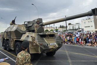 Αυθεντική κυπριακή στρατιωτική παρέλαση με αυτοκινούμενο πυροβόλο στη Λευκωσία