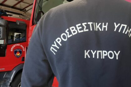 Μέλος της Πυροσβεστικής Υπηρεσίας Κύπρου δίπλα σε πυροσβεστικό όχημα
