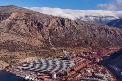 Βιομηχανικές εγκαταστάσεις μεταλλουργίας της Metlen σε ορεινό τοπίο.