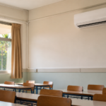 Συμβολική εικόνα άδειας σχολικής αίθουσας με κλιματιστικό, δημιουργημένη με τεχνητή νοημοσύνη