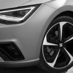 Λεπτομέρεια αυτοκινήτου SEAT με το σήμα της μάρκας στον τροχό