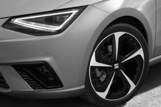 Λεπτομέρεια αυτοκινήτου SEAT με το σήμα της μάρκας στον τροχό