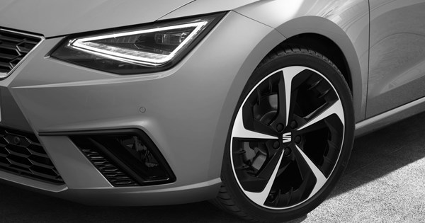 Λεπτομέρεια αυτοκινήτου SEAT με το σήμα της μάρκας στον τροχό