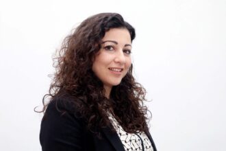 Η Λένα Παναγιώτου σε επίσημη φωτογραφία της ΟΕΒ