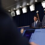 Ο πρόεδρος της Federal Reserve Κέβιν Γουόρς σε συνέντευξη Τύπου
