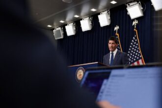 Ο πρόεδρος της Federal Reserve Κέβιν Γουόρς σε συνέντευξη Τύπου