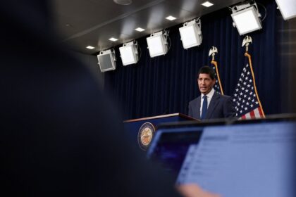 Ο πρόεδρος της Federal Reserve Κέβιν Γουόρς σε συνέντευξη Τύπου