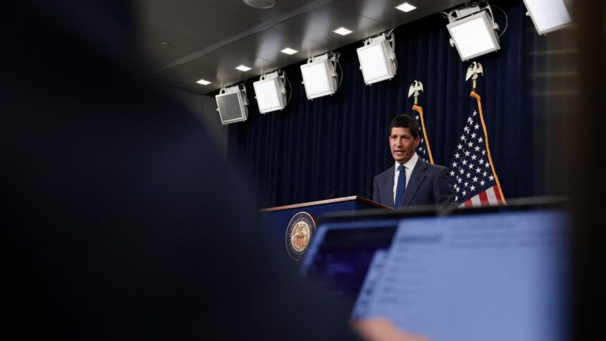 Ο πρόεδρος της Federal Reserve Κέβιν Γουόρς σε συνέντευξη Τύπου