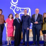 Στελέχη της Novo Nordisk σε εταιρική εκδήλωση μπροστά από το σήμα της εταιρείας