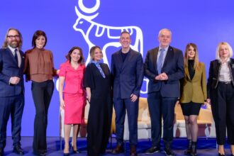 Στελέχη της Novo Nordisk σε εταιρική εκδήλωση μπροστά από το σήμα της εταιρείας