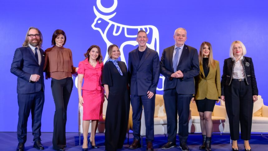 Στελέχη της Novo Nordisk σε εταιρική εκδήλωση μπροστά από το σήμα της εταιρείας
