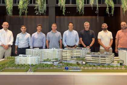 Εκπρόσωποι της Imperio και συνεργάτες μπροστά σε μακέτα του Silicon Park