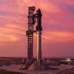 Το Starship με τον πύργο εκτόξευσης στη Starbase πριν από τη Flight 13