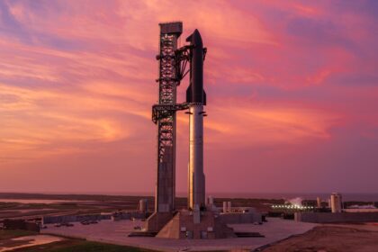 Το Starship με τον πύργο εκτόξευσης στη Starbase πριν από τη Flight 13