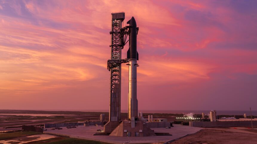 Το Starship με τον πύργο εκτόξευσης στη Starbase πριν από τη Flight 13